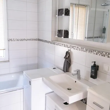Am Chiemsee, Auto-check-in 24-7, Gratis Parkplatz An Der Unterkunft, Netflix & Amazon Prime Inc, Voll Ausgestattet Apartment *